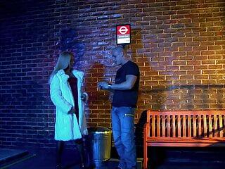 Langes Haar Milf genießt fetten Schwanz in der Muschi