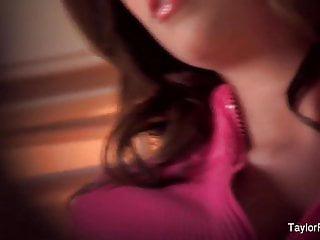 Babe Taylor Vixen wichst sich einen ab