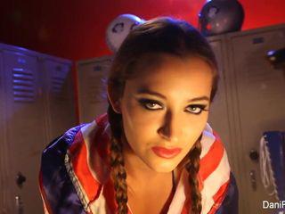 Brünette Dani Daniels masturbiert in der Umkleide