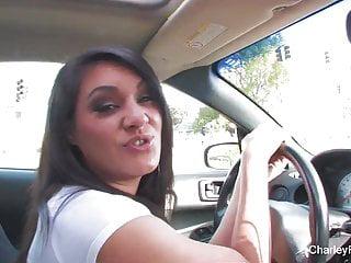 Sexy Babes charley und Adrianna spielen mit ihren Muschis