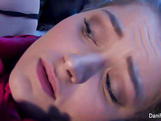 Kleines Rotkäppchen wird vom bösen Wolf gefickt