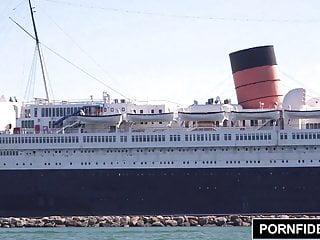 Die geile Alina West wird auf einem Boot in den Arsch gefickt