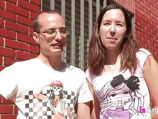 Natalia fingert sich und fickt ihren Mann