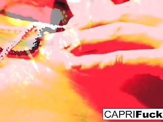 Amateurin capri spielt mit ihrer feuchten Muschi