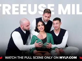 Rothaarige Milf verführt ihren Freund am Pool