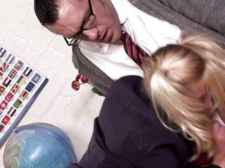 Die geile Milf Anna Love verführt die junge Studentin